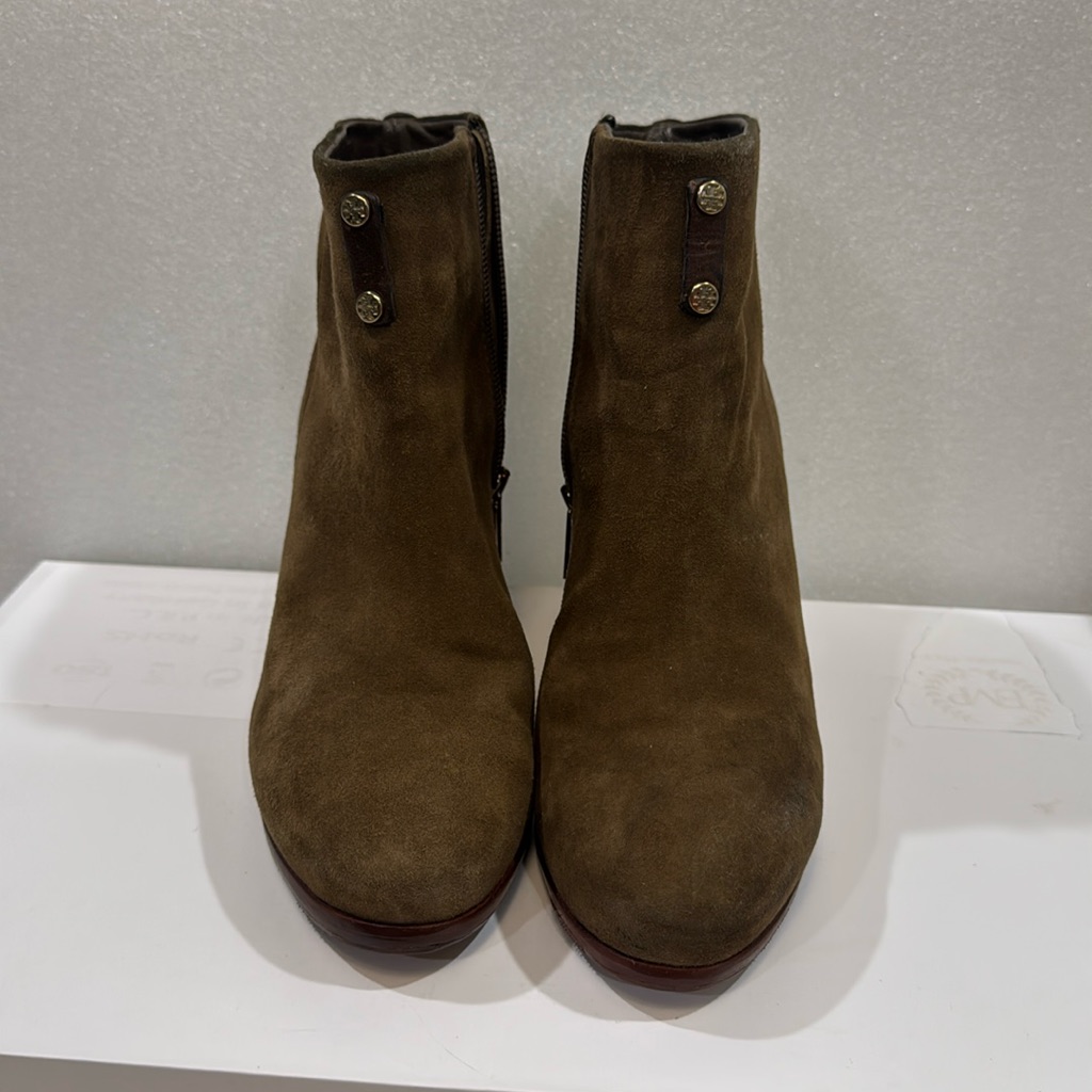 Tory Burch Size 6 Tan Suede Ankle Boots. All Leather